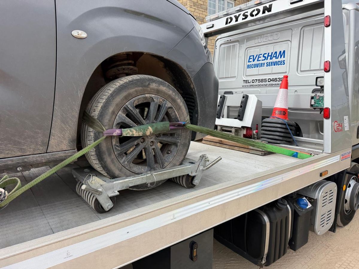 Wheel skate and soft straps holding a wheel on the flatbed